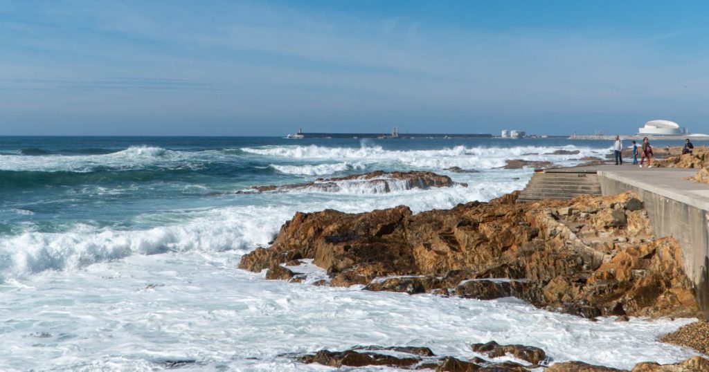 Best time to surf in Porto, Portugal